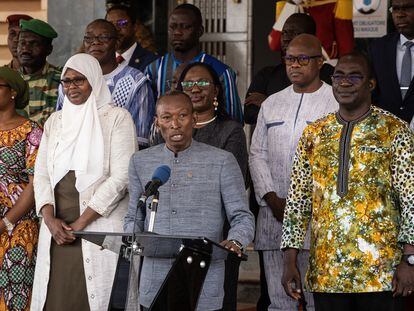 El primer ministro de Burkina Faso, Kyélem Apollinaire de Tambèla, presenta a los nuevos miembros de su gabinete, el pasado 26 de octubre en Uagadugú.