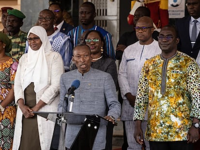 El primer ministro de Burkina Faso, Kyélem Apollinaire de Tambèla, presenta a los nuevos miembros de su gabinete, el pasado 26 de octubre en Uagadugú.