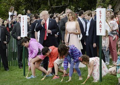 El presidente estadounidense da la salida junto a la primera dama y su hijo Barron Trump, durante la tradicional carrera de huevos de Pascua.