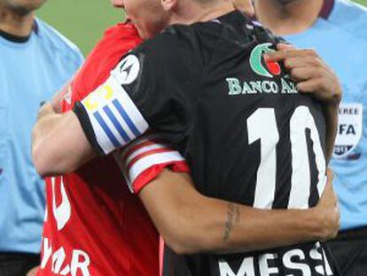 Neymar abraza a Messi al inicio del amistoso.