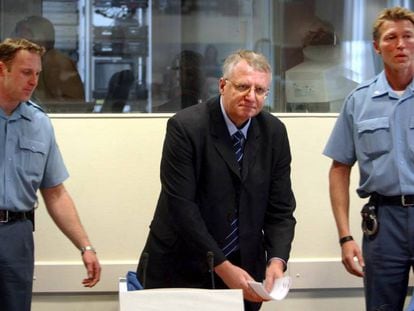 Vojislav Seselj comparece en Tribunal para la antigua Yugoslavia (TPIY) en la Haya en 2003.
