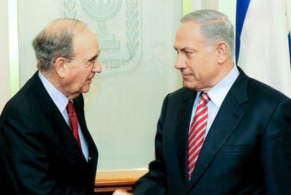 El enviado de Obama para Oriente Medio, George Mitchell (izquierda), saluda a Netanyahu en Jerusalén.