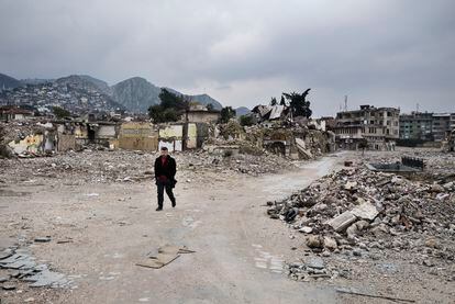  Antioquía (provincia de Hatay) Un año después del terremoto que dejó más de 53.000 muertes y 3 millones de personas sin hogar en el sur y sureste de Turquía, aún no se han completado los trabajados de derribo de edificios dañados y desescombro. 
