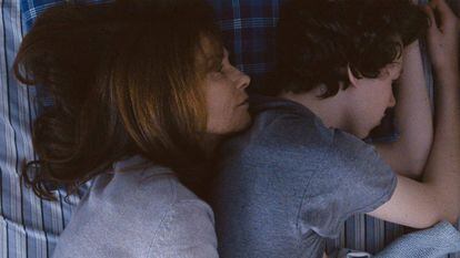 Isabelle Huppert y Devin Druid, en 'El amor es más fuerte que las bombas'.