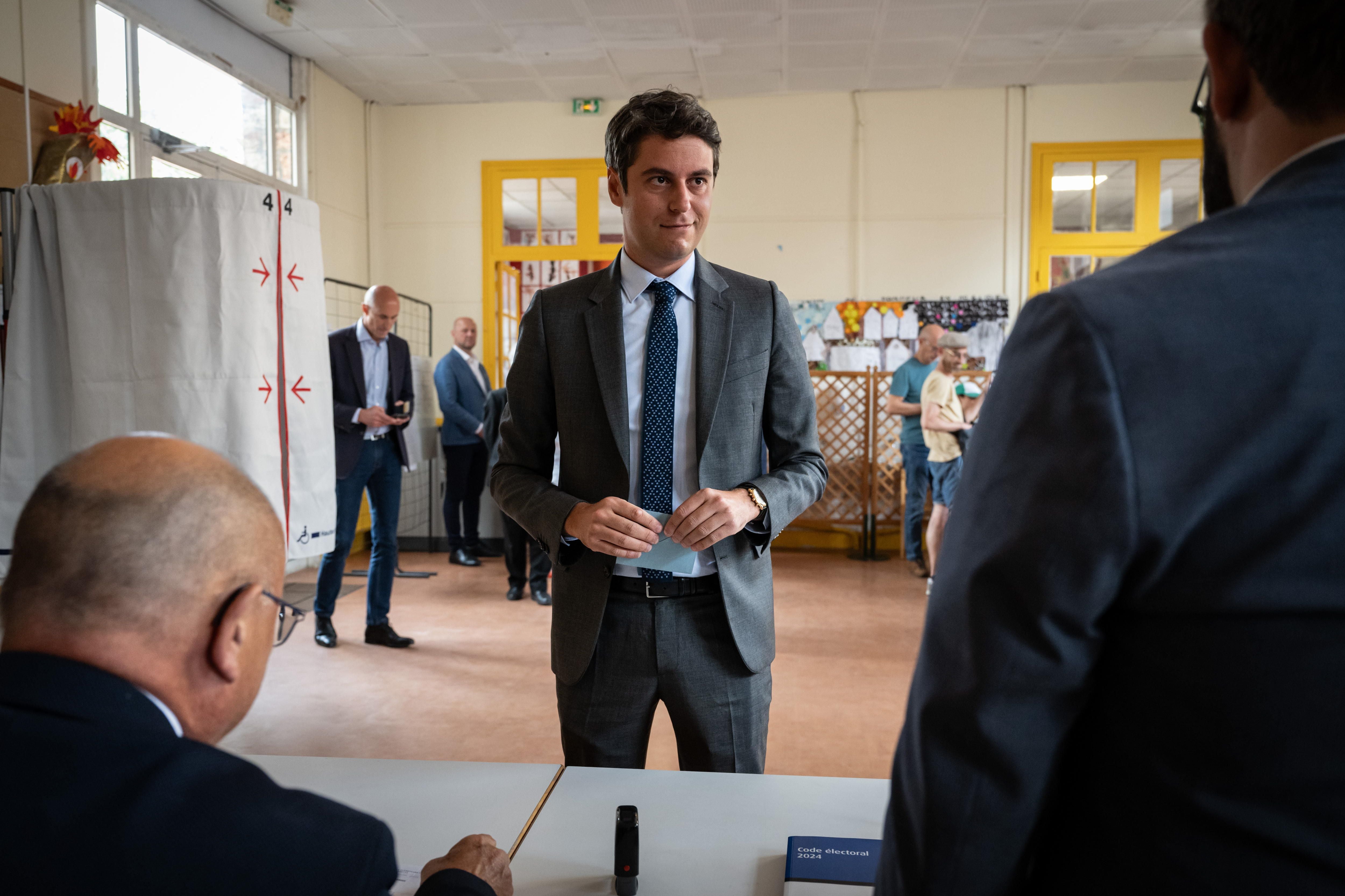 El primer ministro Gabriel Attal ha votado en Vanves, al sudoeste de Paris.