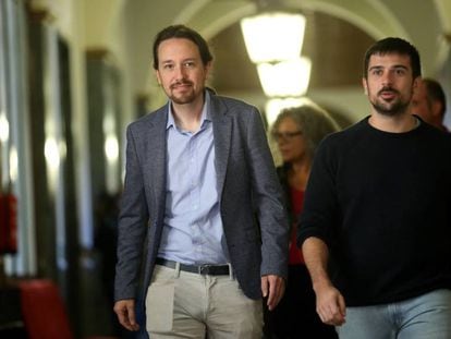Pablo Iglesias y Ram&oacute;n Espinar en los pasillos del Senado.
