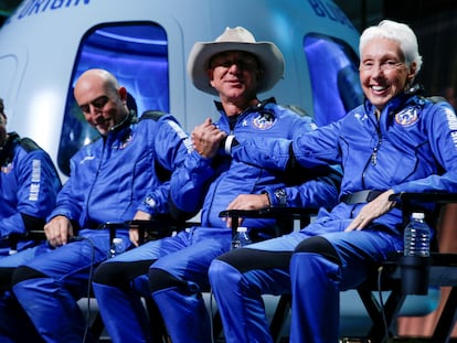 Desde la izquierda, Oliver Daemen, Mark Bezos, el multimillonario Jeff Bezos y Wally Funk, tras volar al espacio el pasado 20 de julio en el cohete New Shepard.