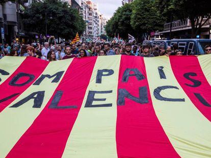Un momento de la tradicional manifestación de entidades de izquierda y nacionalista del 9 d'Octubre en Valencia.