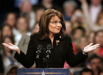 La candidata republicana a la vicepresidencia, Sarah Palin, durante un mitin ayer en Johnstown (Pensilvania).