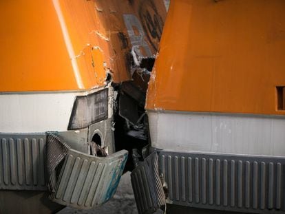 Una maquinista fallecida y un centenar de heridos en un accidente de dos trenes de Cercanías entre Manresa y Sant Vicenç de Castellet.