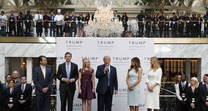 Trump, junto a sus hijos y esposa, en la inauguración del hotel en octubre.