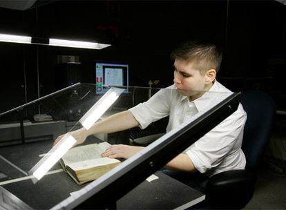 Un bibliotecario de Michigan escanea para Google un ejemplar de la Biblia de varios siglos de antigüedad.