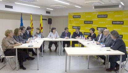 Els equips d'ERC (a l'esquerra) i Convergència (a la dreta), amb els líders de l'Assemblea Nacional Catalana (ANC), reunits ahir a Barcelona.