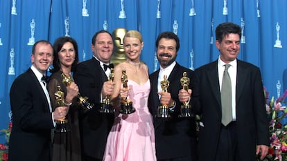 Desde la izquierda, David Parfit, Donna Gigliotti, Harvey Weinstein, Gwyneth Paltrow, Edward Zwick y Marc Norman posaban con sus Oscar por'Shakespeare in Love', el 21 de marzo de1999 en Hollywood, California.