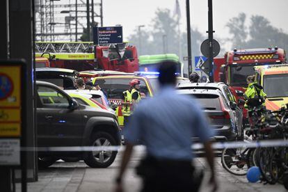 Policías y miembros de los servicios de emergencia en Malmö, tras el tiroteo en el centro comercial, el pasado 19 de agosto.