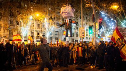 Muñeco con la efigie de Pedro Sánchez durante una protesta en las cercanías de Ferraz, en Madrid, en Nochevieja.