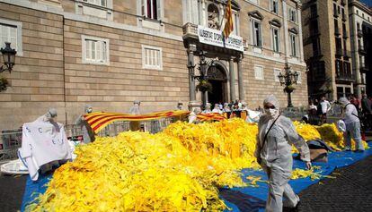 Acumulación de lazos amarillos retirados en la Plaza Sant Jaume.