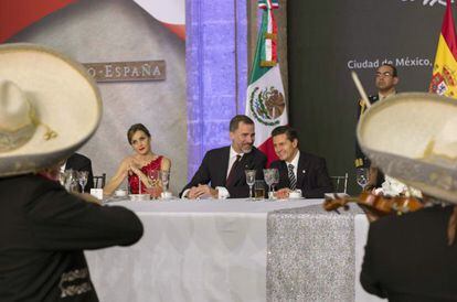 Los Reyes Felipe y Letizia junto al presidente de México, Enrique Peña Nieto, durante la cena oficial ofrecida en el Palacio Nacional. La gala estuvo amenizada por mariachis.