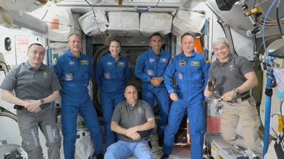 Los astronautas Anton Shkaplerov, Tom Marshburn, Kayla Barron, Raja Chari, Matthias Maurer, Mark Vande Hei y, sentado, Pyotr Dubrov, el pasado 11 de noviembre.