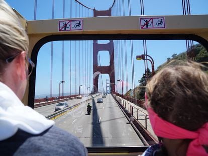 Gosi Bendrat, mitad del dúo de Mola Viajar, y su hija Daniela en el bus turístico a su paso por el Golden Gate de San Francisco.