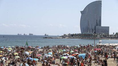 Las playa de la Barceloneta, abarrotada en agosto.
