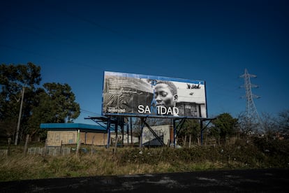 Una de las vallas de la campaña de Anesvad ubicada en Alto Basori en Urioste (País Vasco).