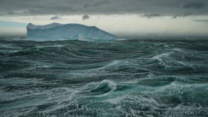 La corriente que rodea la Antártida tiene un ancho de hasta 2.000 kilómetros y mueve hasta 150 millones de metros cúbicos por segundo. En la imagen, oleaje frente a la base australiana de Davis.