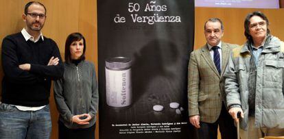 De izquierda a derecha, Fernando Rodríguez y Ana Salar, el concejal de Bilbao Mariano Gómez y el afectado por talidomida Antonio Gancedo.