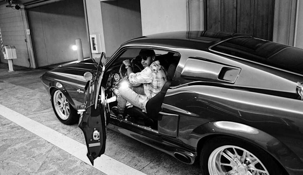 Hamilton en uno de sus coches en una fotografía realizada por la modelo Sofia Richie.