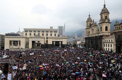 Miles de estudiantes colombianos abarrotan la plaza de Bolívar de Bogotá.