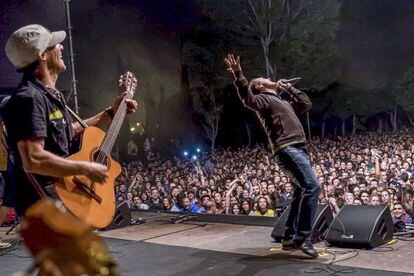 Manu Chao y Ferm&iacute;n Muguruza en concierto en el festival Esperanzah en El Prat.