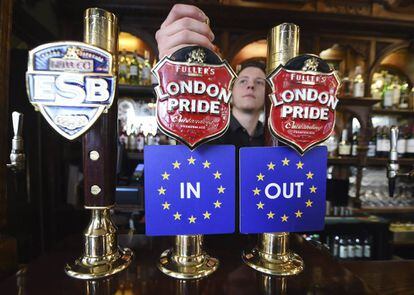 Vista de dos grifos de cerveza con las dos opciones, permanencia o salida, de Reino Unido de la Uni&oacute;n Europea en un pub de Westminster, Londres. 