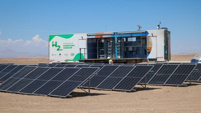 Una planta móvil de hidrógeno verde en el desierto de Atacama (Chile), en una imagen difundida en redes sociales por el Ministerio de Energía, el 4 de abril de 2023.