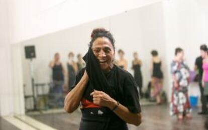 La bailaora Carmen Cortés, exhausta en un descanso de la clase de baile.