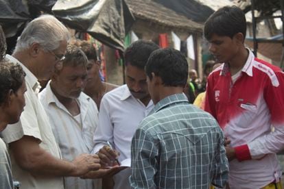 Franklin Menezes, en la izquierda de la imagen, visita uno de los 'slums' de Calcuta.