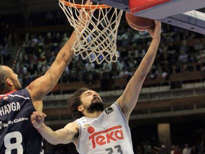 Llull entra a canasta ante el Raga.