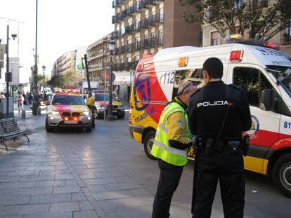 Un policía conversa con un responsable del SAMUR en el lugar de la reyerta.