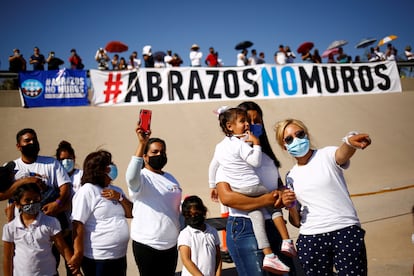 Una familia mexicana participa en la campaña "Abrazos, no muros" en la frontera entre Ciudad Juárez, México y El Paso, Estados Unidos, en junio de 2021.