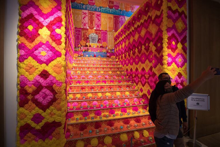 Mega-altar de muertos situado en el vestíbulo de Casa de México en Madrid.