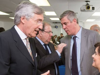 El vicepresidente ejecutivo adjunto de la Alianza Renault-Nissan-Mitsubishi, José Vicente de los Mozos (c), la vicepresidenta del Gobierno, Soraya Sáenz de Santamaría (2i), el presidente de Castilla y León, Juan Vicente Herrera (2d), el alcalde de Ávila, José Luis Rivas (i) y el vicepresidente de las Operaciones Industriales de Nissan en España, Alan Johnson (d), conversan al finalizar el acto de presentación del plan de transformación de la planta de Ávila para el horizonte del año 2020. 