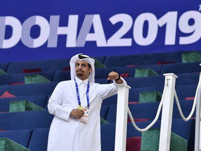 Un empleado de los Mundiales de atletismo de Doha.