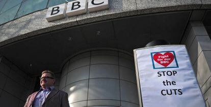 Un cartel frente a la BBC protesta por los recortes, en 2013.