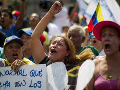 Opositores al Gobierno de Nicolás Maduro participan este jueves 1 de mayo del 2014, en una manifestación en Caracas (Venezuela).