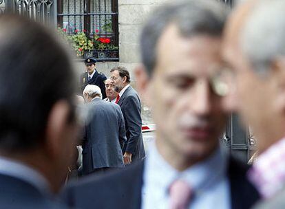 Juan Costa, en primer plano, con Rajoy, al fondo, ayer en el Congreso.