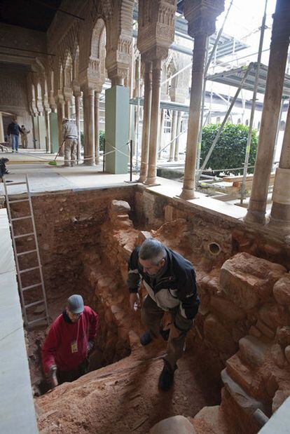 Cata arqueológica en el Patio de los Leones de la Alhambra.