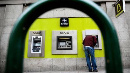Un cliente usa un cajero de Bankia, en Madrid.