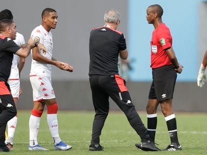Janny Sikazwe recibe las protestas de los jugadores y el cuerpo técnico de Túnez.