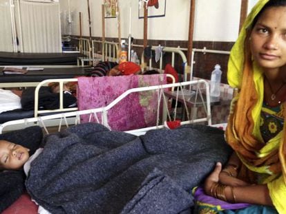 Anisha Khatoon está sentada en una cama de la MICU, la Unidad de Cuidados Intensivos para Desnutridos, donde espera que su hija Najina, de año y medio, se recupere.