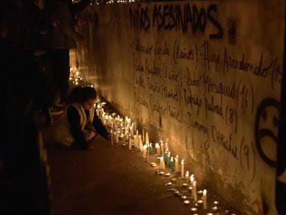 Una niña coloca una vela durante el homenaje en el Estadio Nacional, este lunes.