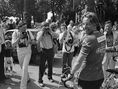 El director francés Just Jaeckin, ataviado de ciclista, en el festival de Cannes, en 1978.